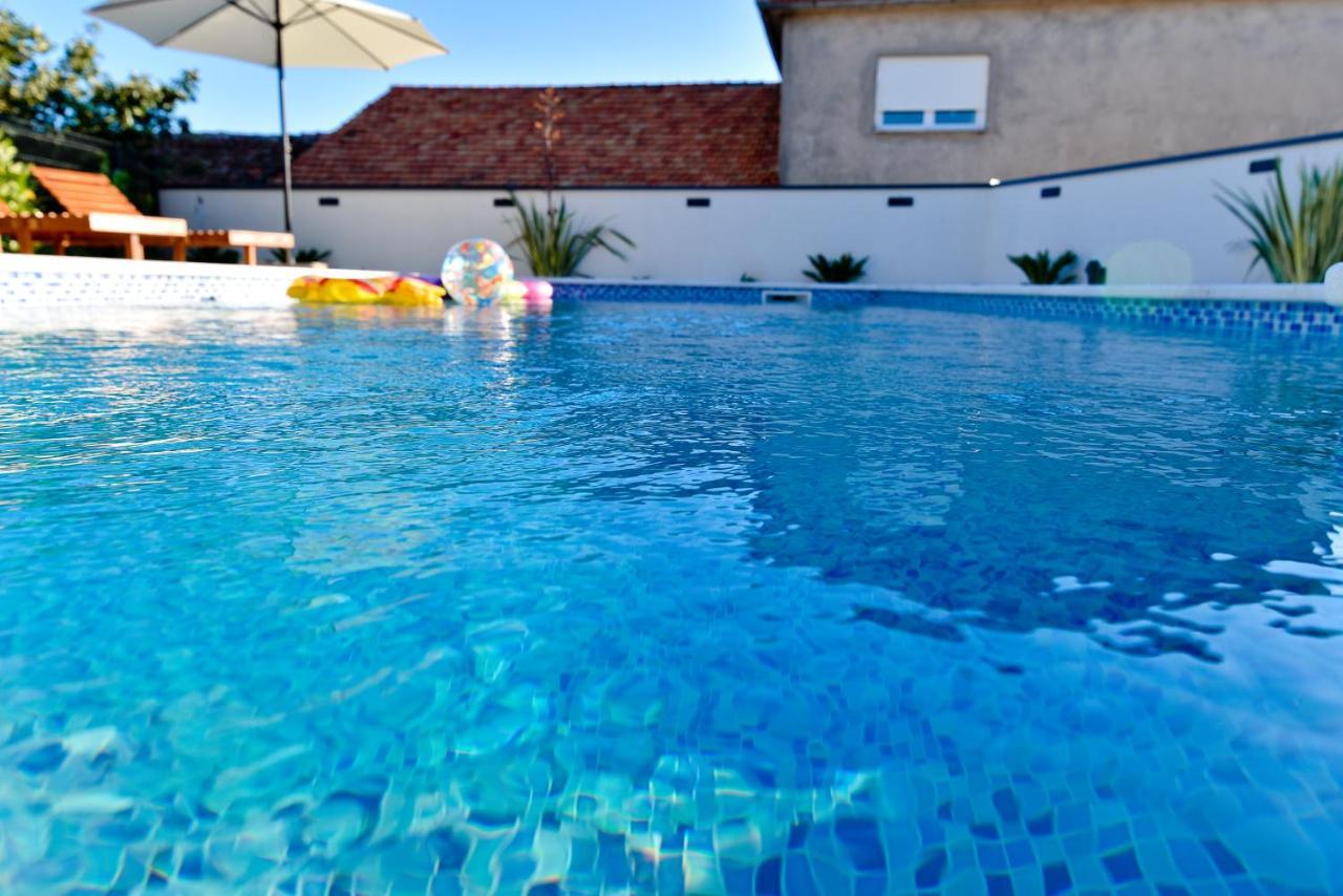 Villa Navita Augustinus With Pool Debeljak 外观 照片