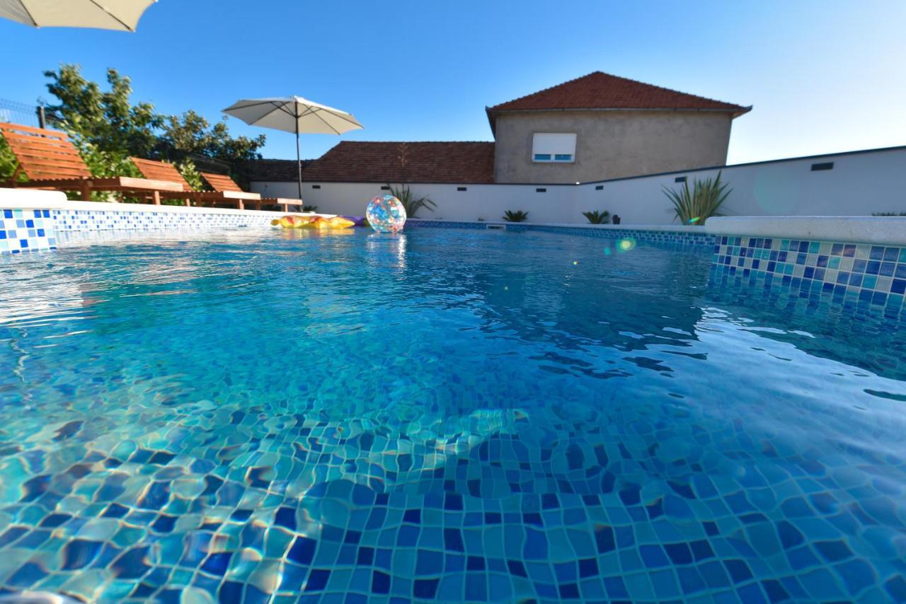 Villa Navita Augustinus With Pool Debeljak 外观 照片